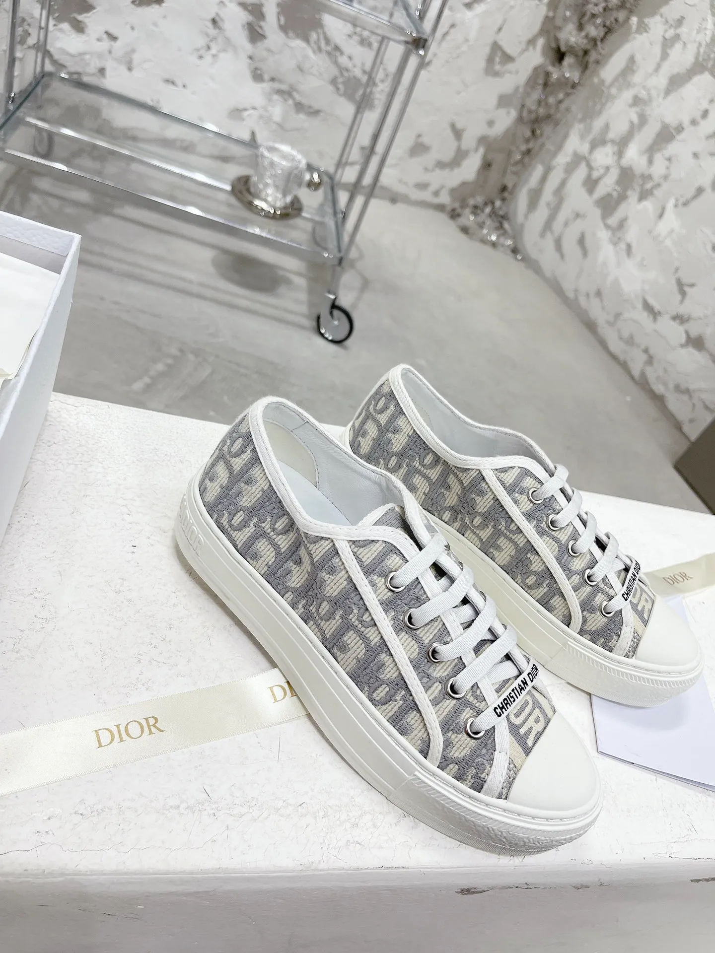 👟👟Ex-factory price 480👟👟 Women's Shoes Women's Clothing WALK N DIOR Embroidered Canvas Shoes Flat Casual Shoes Valentine's Day Limited Edition Sneaker Series Cotton Silk Double-sided Three-dimensional Embroidery, Authentic Stores Rush to Buy and Release Hot Style, Ins Star Internet Celebrity Concave Style Show.  All materials of this shoe are original molds, right down to the hardware, laces, outsole, 👟👟 ex-factory price U mid-pad... The upper fabric is made of double-sided pure cotton silk three-dimensional electric embroidery. Each style looks colorful, but it does not make it difficult to match clothes. The entire series is like a piece of handicraft, unique!  ▪️Inner lining: full-grain mixed sheep silk sheepskin ▪️Foot pads: imported cowhide of the same color, comfortable to the feet ▪️My last style is exactly the same as Z👟👟 ex-factory price, welcome to compare. My color matching is complete, and the counter has a full set of packaging. Code number: 35-40 (women's model 41 is custom-made and cannot be returned or exchanged)